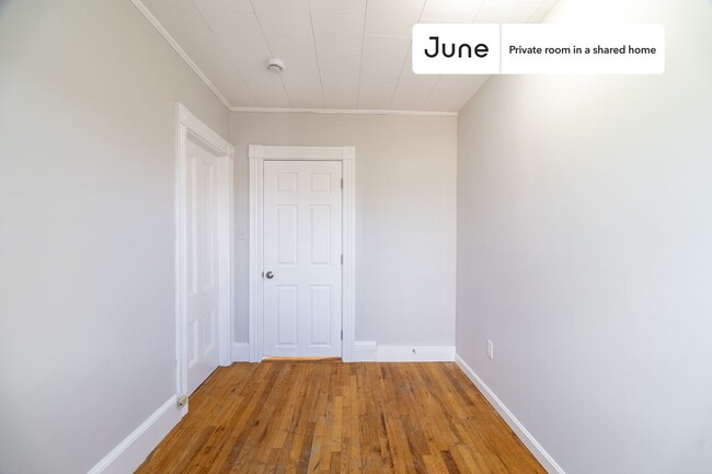 Foto del edificio - Private bedroom in 4 bed/1 bath Home