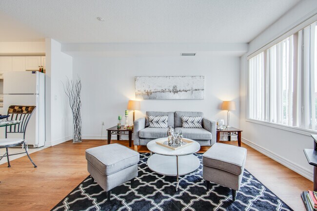 Photo du bâtiment - Two Bedroom Townhouse-style apartment in Toronto's Leaside