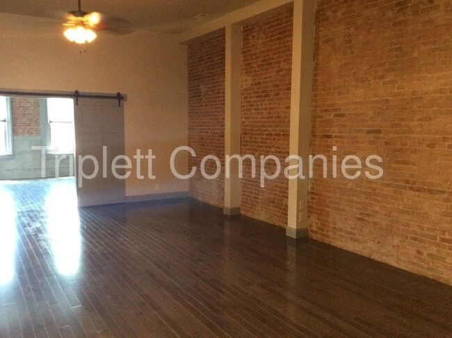 Building Photo - 205 W Walnut St