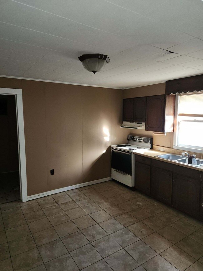 Kitchen - 2110 Wahl St