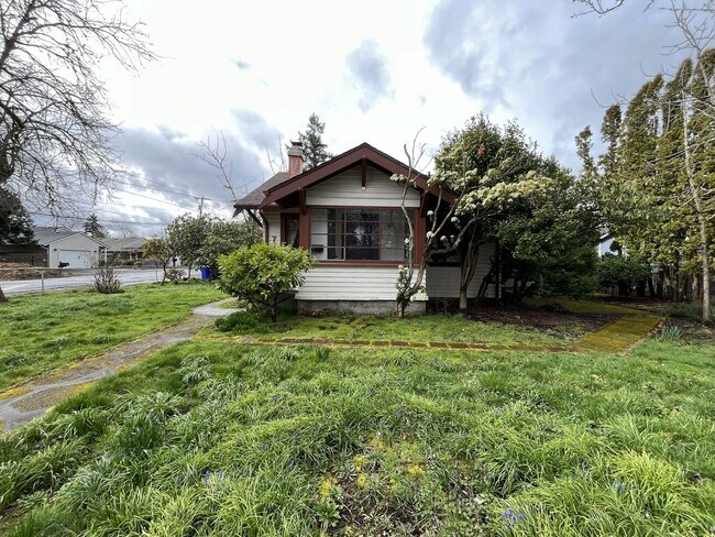 Foto del edificio - Character-Filled 2-Bedroom Home with Vintage Charm & Bright Living Spaces