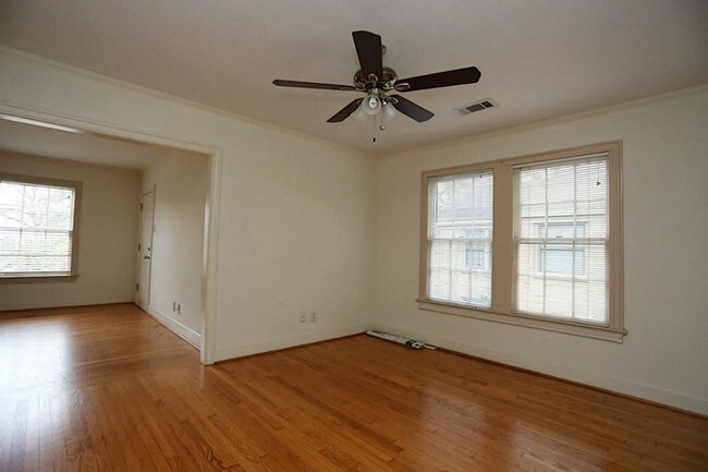 Foto del edificio - 5525 Chaucer Dr