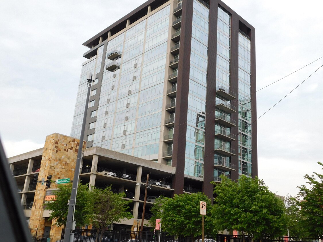 Foto principal - 300 E 3rd St