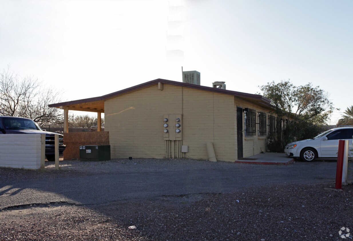 Building Photo - 5748-5758 S Park Ave