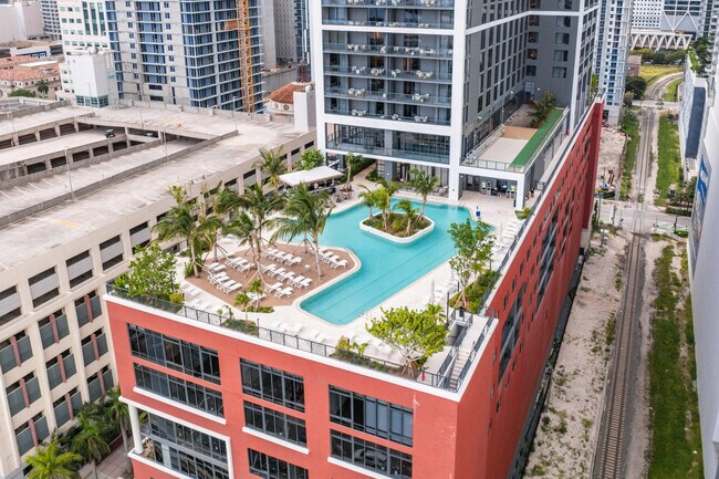 Foto del edificio - 601 NE 1st Ave