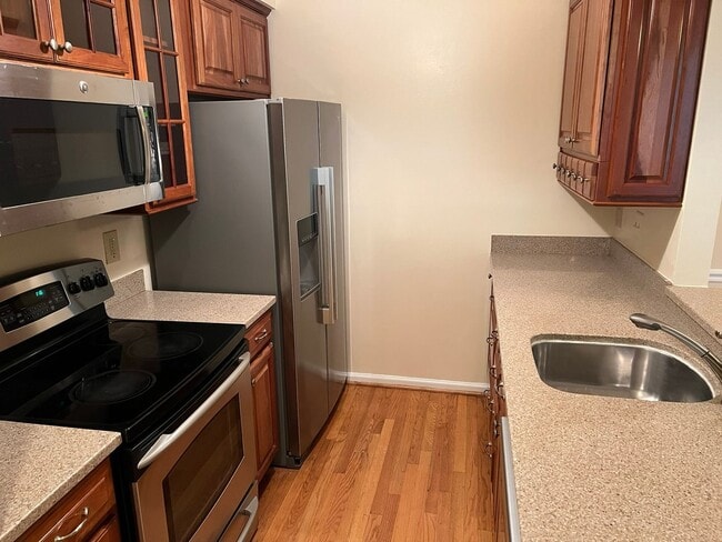 Building Photo - Commuter's Dream with Easy Living