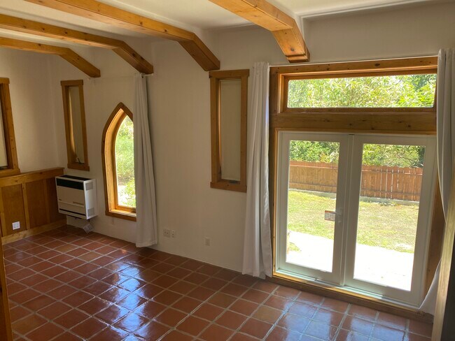 Vaulted ceilings and double front doors. - 6206 Temple Hill Dr