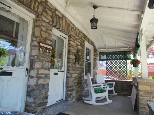 Front Porch - 2763 Mount Carmel Ave