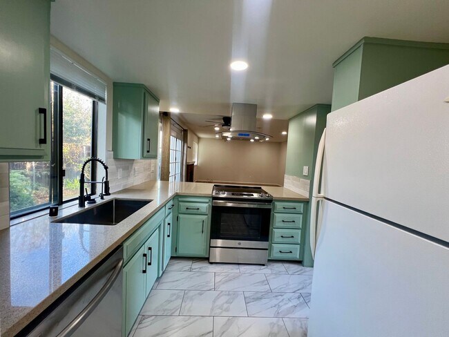 Foto del edificio - Great Townhome in the Pocket area close to everything!