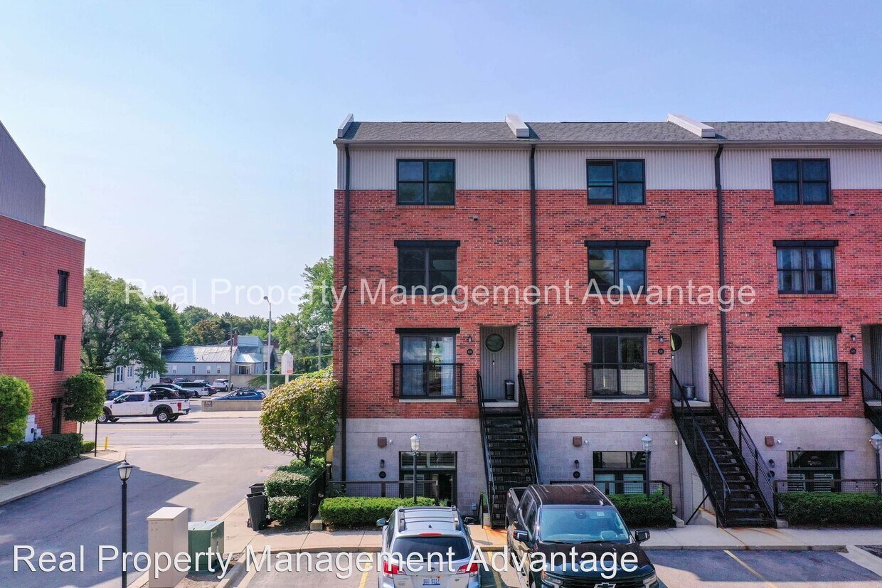 Foto principal - 2 br, 3 bath House - 670 W. Eleven Mile Rd.