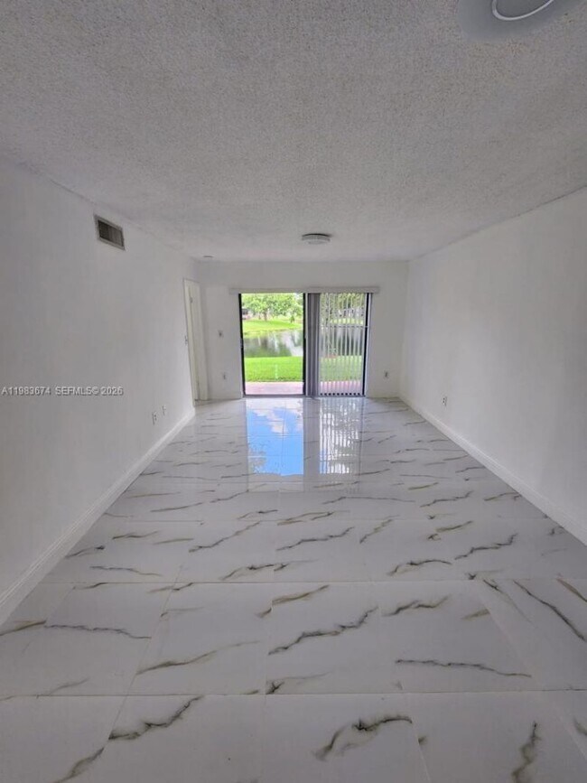 Building Photo - 9845 Nob Hill Ct