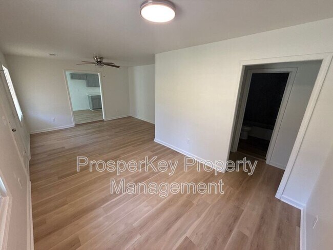 Building Photo - 1413 John Smith Ave