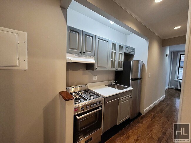 Building Photo - Amazing 3 Bedroom Apartment In Gramercy Pa...