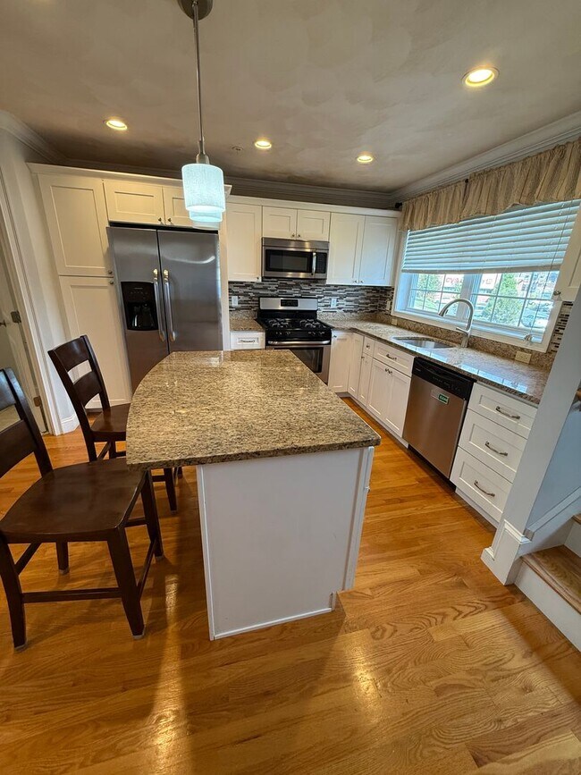 Building Photo - Beautiful Condo in Lynn– $3,300/mo