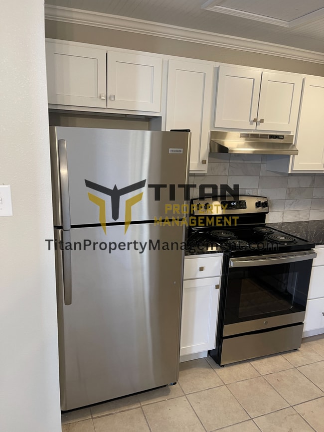 Building Photo - 1bed Renovated Downtown Duplex