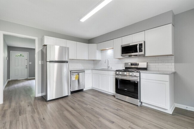 Foto del edificio - Newly Renovated 2BR/2BA Apartment near Dow...