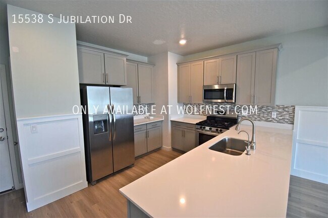 Building Photo - Beautiful 4 Bed Bluffdale Townhome! No Dep...