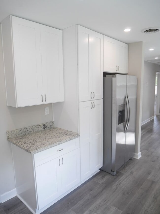 Building Photo - Charming Single-Family Home with Modern Up...