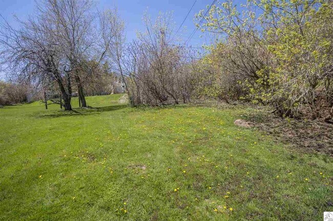 Foto del edificio - AVAILABLE JUNE 1ST- Terrific 3 Bed 2 Bath w/ Lake Views