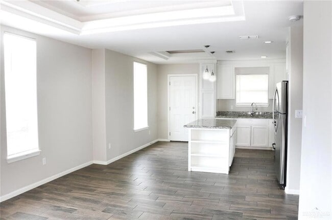 Building Photo - 701 Cathedral Hl