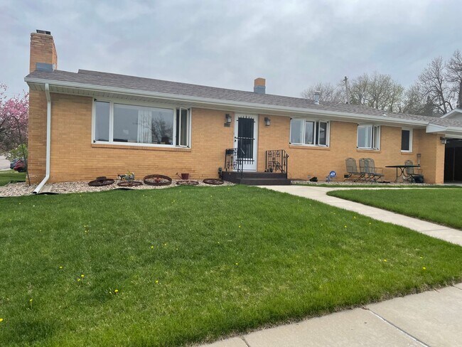 Building Photo - Beautiful 3 bed, 1.5 bath one level home f...