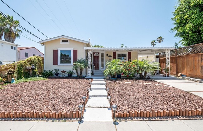 Building Photo - This 1bed/1bath bungalow comes with a BONU...