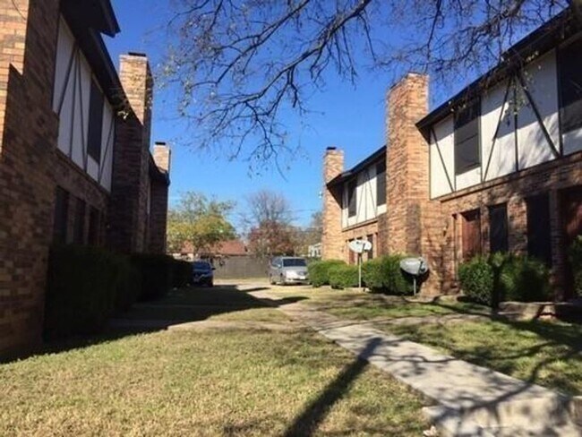 Building Photo - Awesome Townhome in Walking Distance the t...