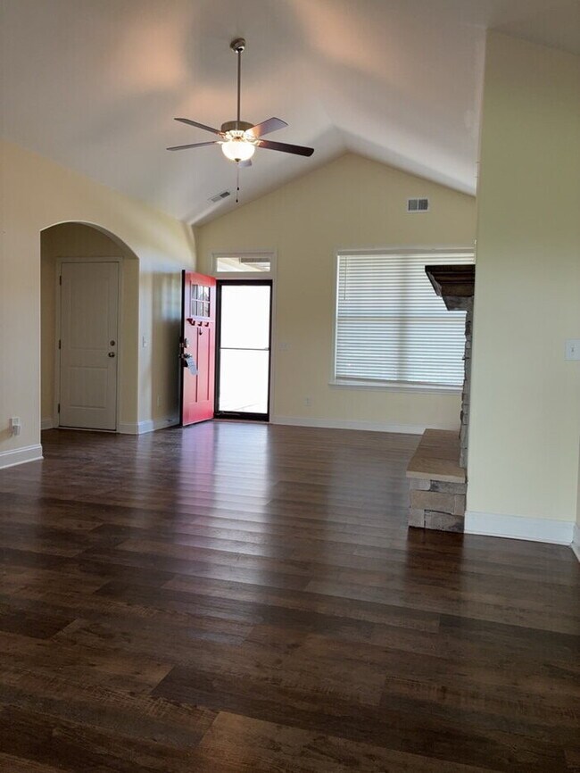 Building Photo - "Charming 3-Bedroom Home with 2 Full Baths in Greenville's Forest Ridge!"