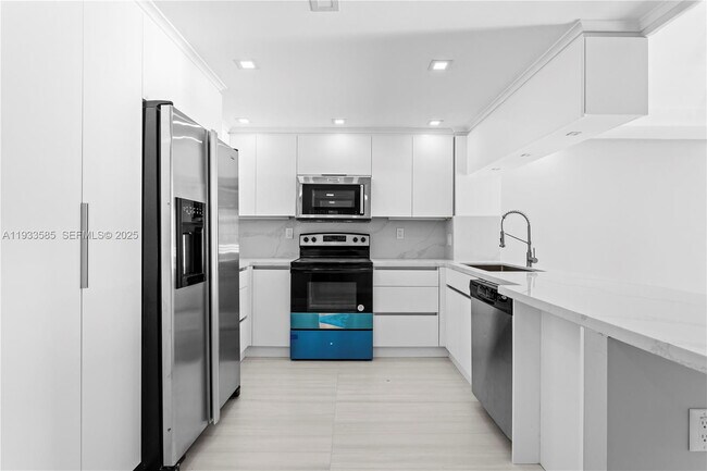 Photo - 5555 Collins Ave Apartment