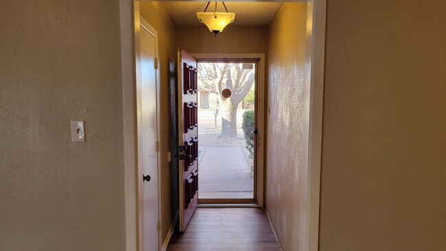 Foto del edificio - Available May! Cozy and comfortable 3/2/2 Home