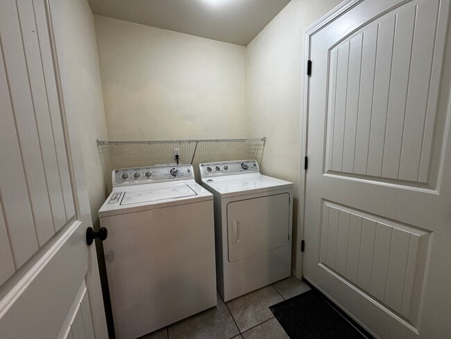 Building Photo - 4-Bedroom Rambler in Driftwood Key's