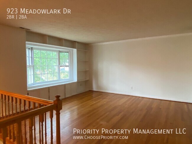 Building Photo - 923 Meadowlark Dr