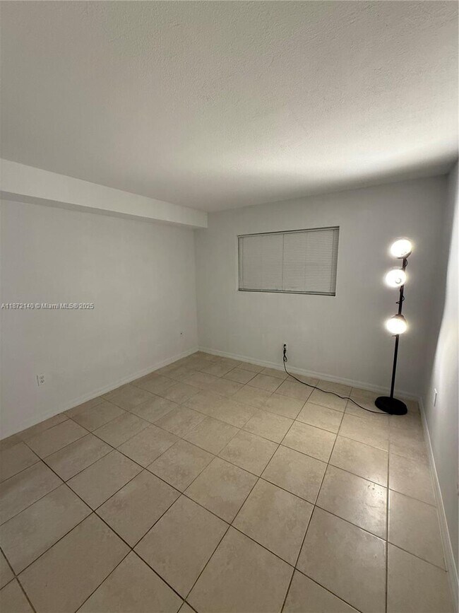 Foto del edificio - 350 Palm Cir W