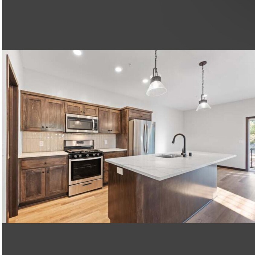 Foto principal - 3 Bed | 3 Bath Townhome - Blaine