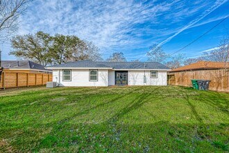 Building Photo - 1914 Lynnview Dr