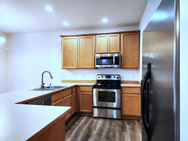 Building Photo - Comfort Meets Convenience in This South Hi...