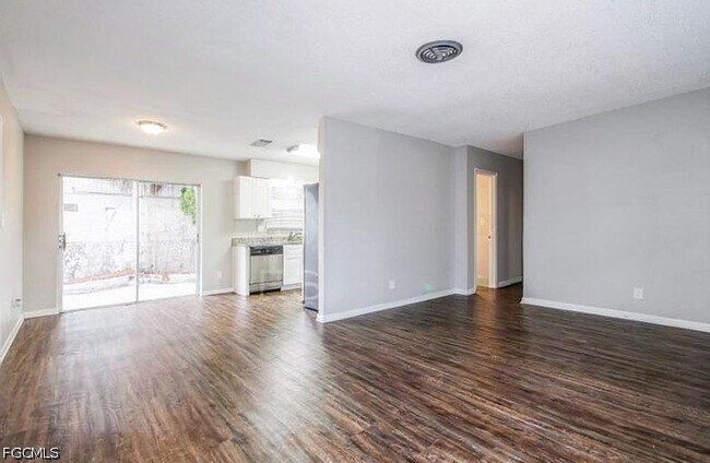 Foto del edificio - 390 Davison Ave NE