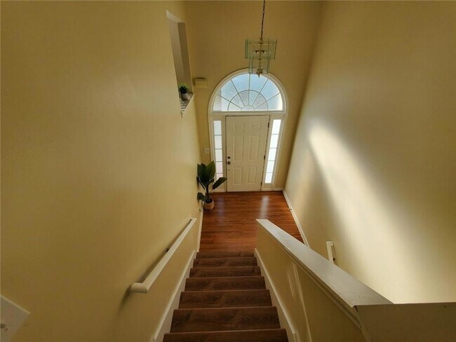 Building Photo - 5450 Twin Lakes Dr