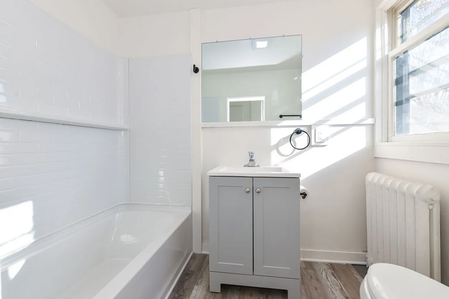 Building Photo - 404 S Main St