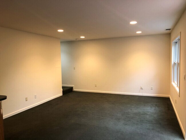 Foto del edificio - COMING SOON-Spacious 5bdr/3bath units available for a lease ending May 30. Building is located at...