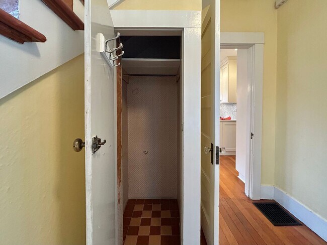 Foto del edificio - Stunning 3 Bed, 1.5 Bath Modern Vintage Po...