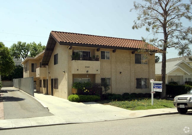 Building Photo - 5048 Rosewood Ave