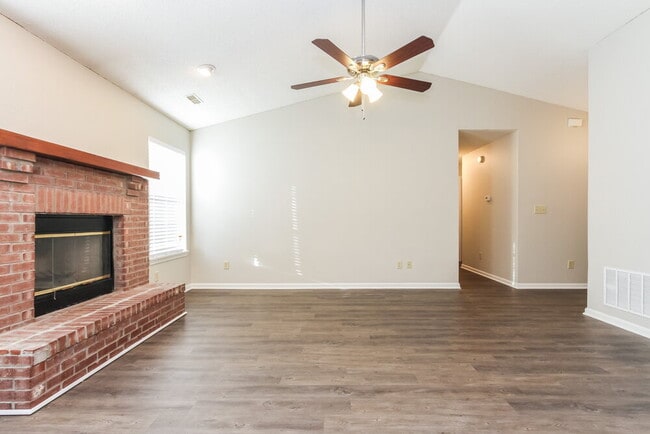 Building Photo - 748 Millbrook Dr