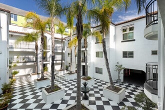 Building Photo - Hollywood View Towers