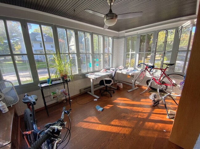 Building Photo - 622 W Healey St