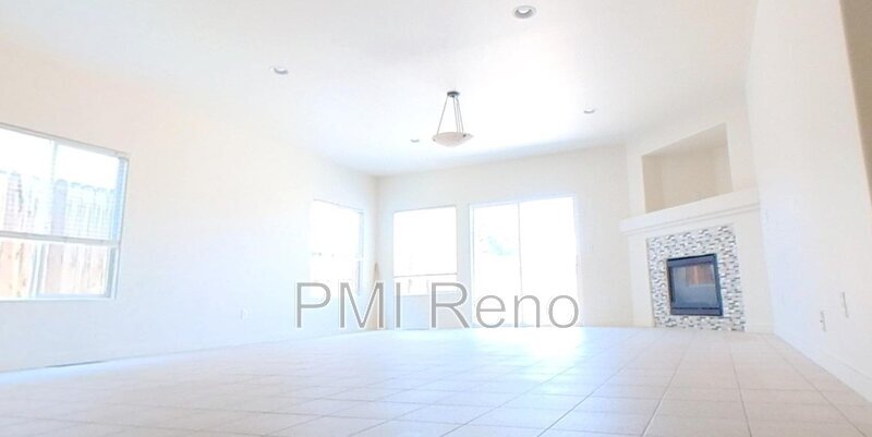 Building Photo - 663 Canary Cir