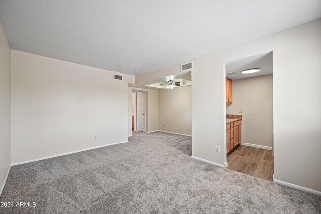 Foto del edificio - 3141 E Cypress St