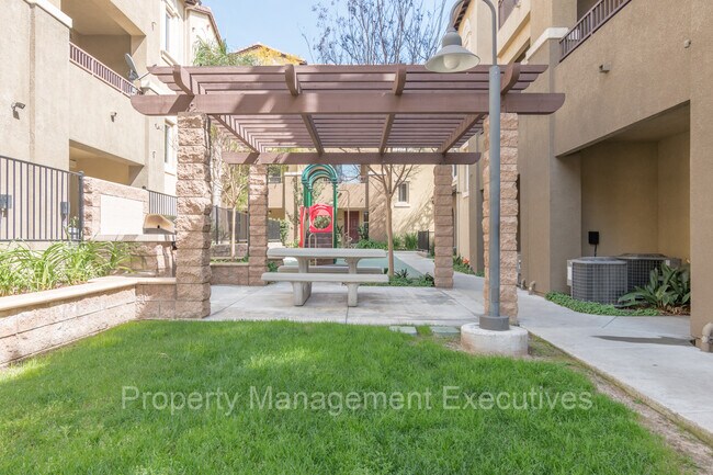 Foto del edificio - Newer 2 Bedroom, 2 Bath Townhouse with Garage