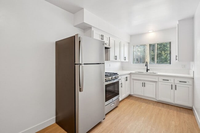 Interior Photo - 123 California Ave