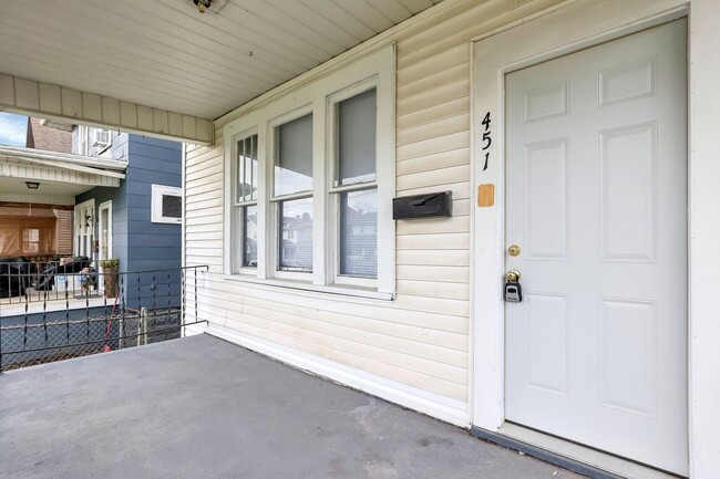 Building Photo - Updated 3 Bed Home
